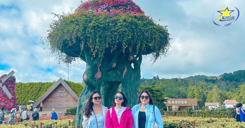 Giữa muôn ngàn hoa ngôi nhà trở nên lộng lẫy 
